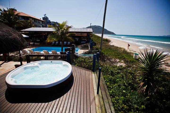 En el Hotel Costa Norte hay un jacuzzi frente al mar