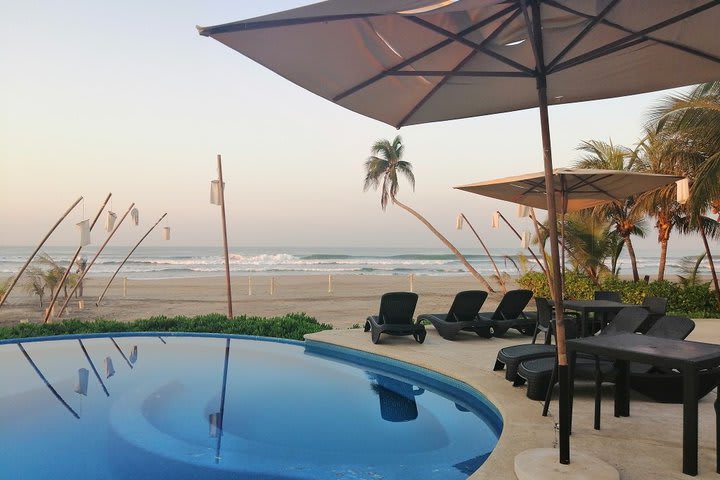 Piscina con vista al mar