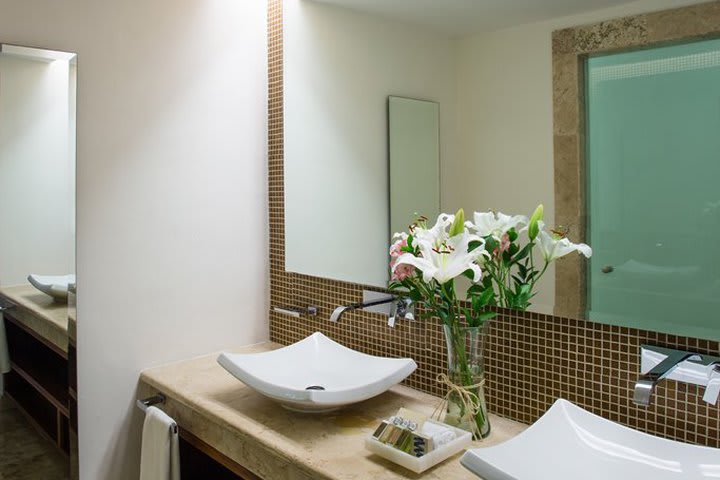 Private guest bathroom with shower