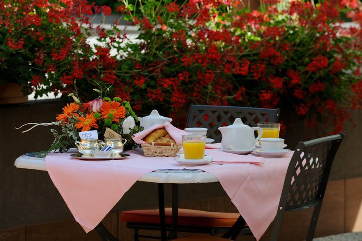 En el verano puedes tomar los alimentos al aire libre en el Hotel Hermitage