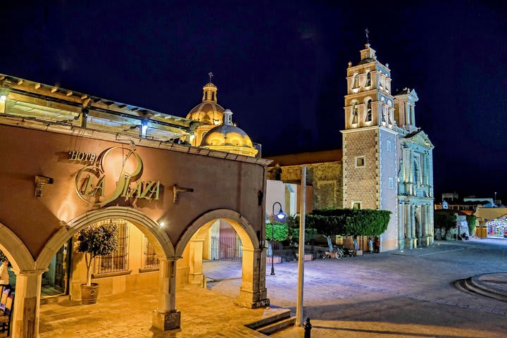 El hotel está cerca de la iglesia