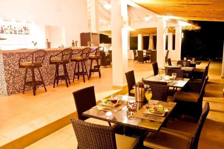 Bocas del Mar Hotel cuenta con un restaurante bar con especialidad en pescado y comida internacional