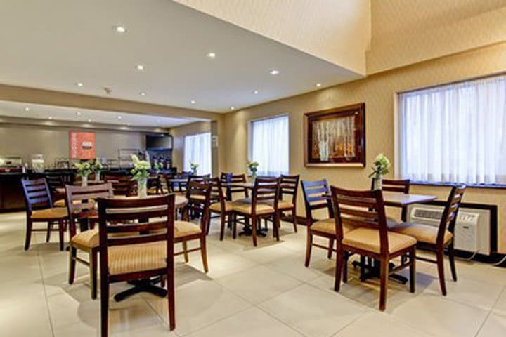 El hotel Comfort Inn East en Scarborough tiene un salón de desayunos