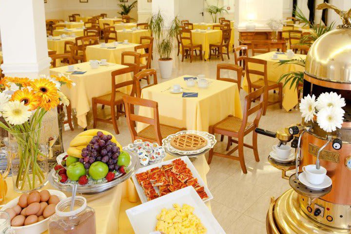 Hay un salón de desayunos en el Club House, hotel de negocios en Roma