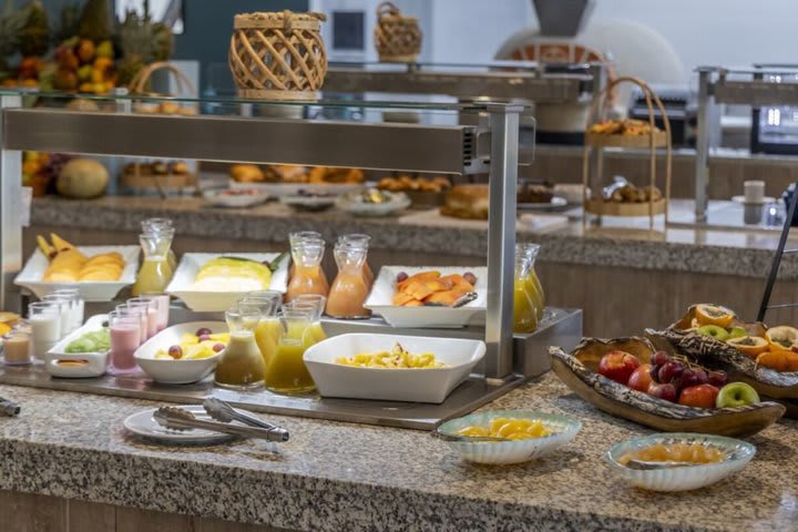 Barra de alimentos en el restaurante The Blue Wall Buffet