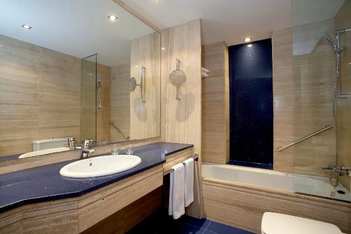 Baño de una habitación del hotel HCC St. Moritz en Barcelona