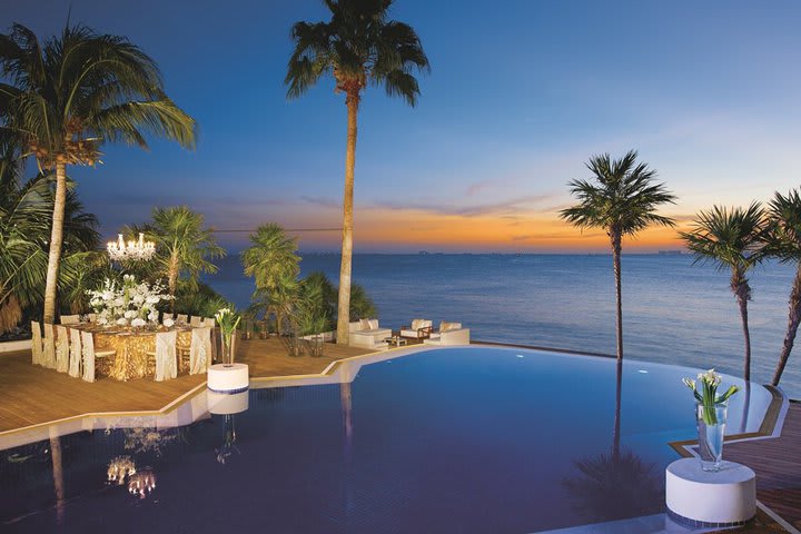 Wedding facilities next to the pool