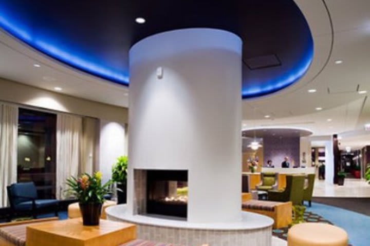 Lobby con chimenea en el hotel SpringHill Suites en el centro de Chicago