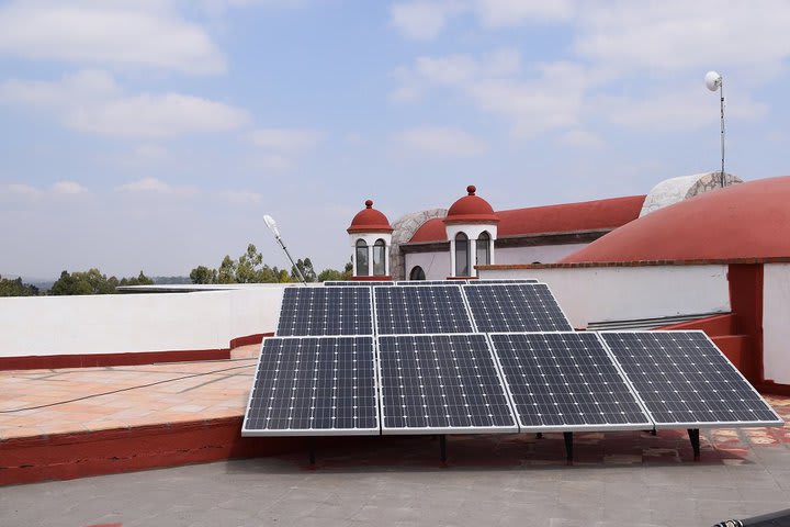 El hotel cuenta con paneles solares