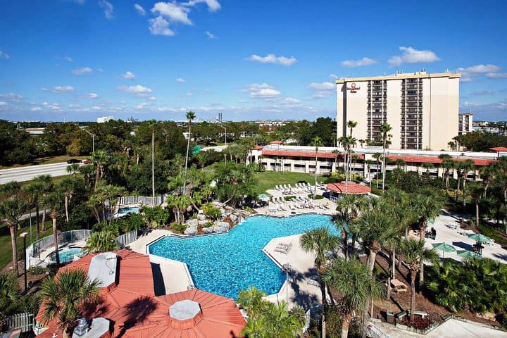 La propiedad tiene una piscina en forma de laguna