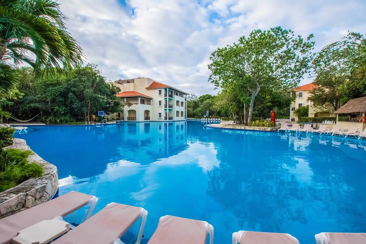 El hotel cuenta con cinco piscinas al aire libre