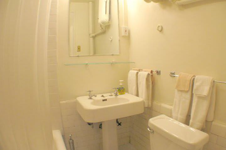 Baño de huéspedes del hotel Guest House Off Park cerca del edificio Empire State