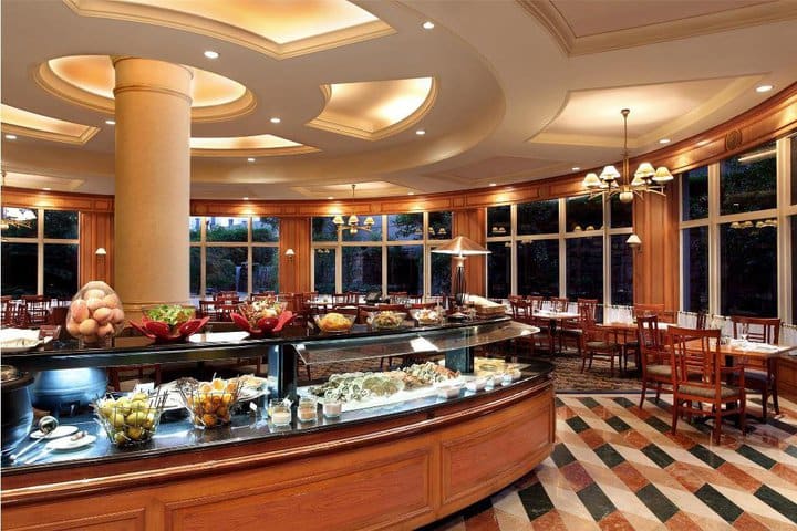 Restaurant with deli specialties at the Sheraton Shanghai Hongqiao hotel