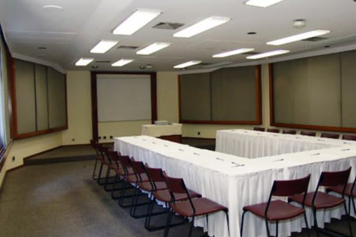 Facilities at Trianon Paulista include a meeting room