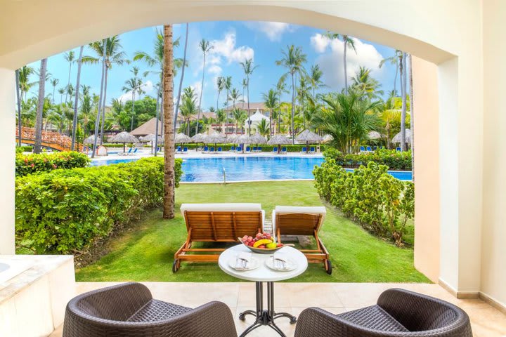 Terraza de una junior suite Majestic swim up