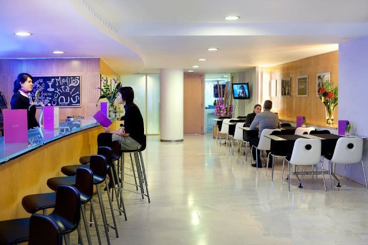 El Ayre Hotel Caspe en Barcelona dispone de un bar