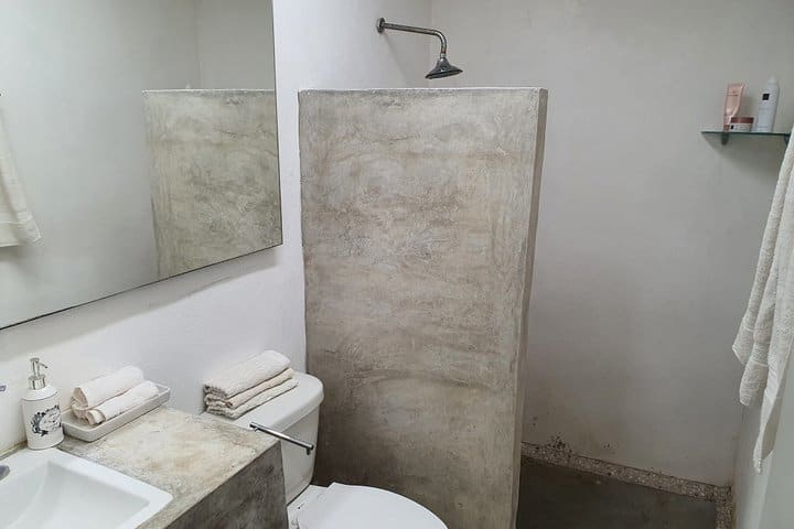 Ducha en un baño de huéspedes