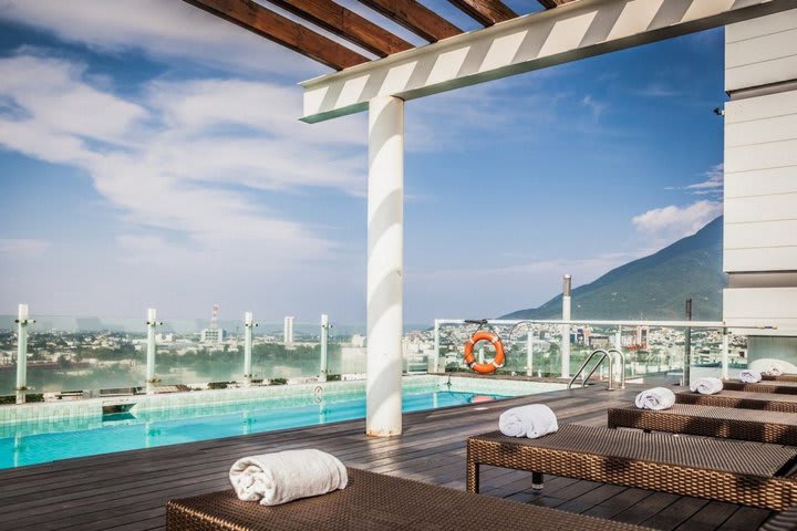 La piscina se encuentra en la terraza