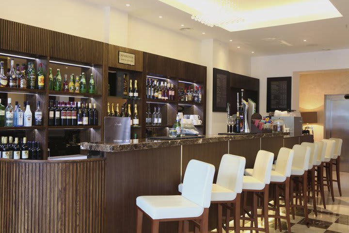 Bar en el Best Western Plus Park Grand London Heathrow