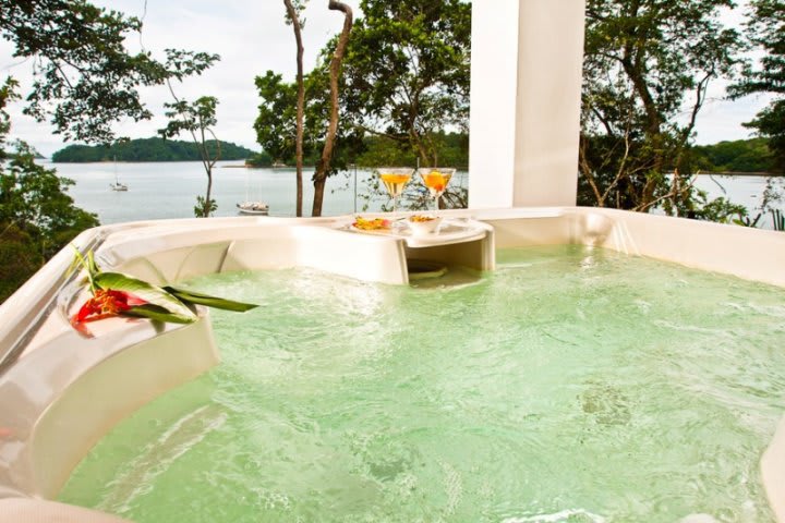 El bungalow de lujo en el Bocas del Mar Hotel tiene jacuzzi en la terraza