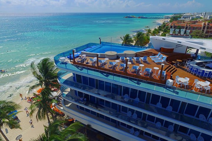 Vista de la playa y piscina