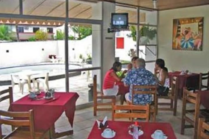 El restaurante del Hotel Itapoã Praia tiene vista a la alberca