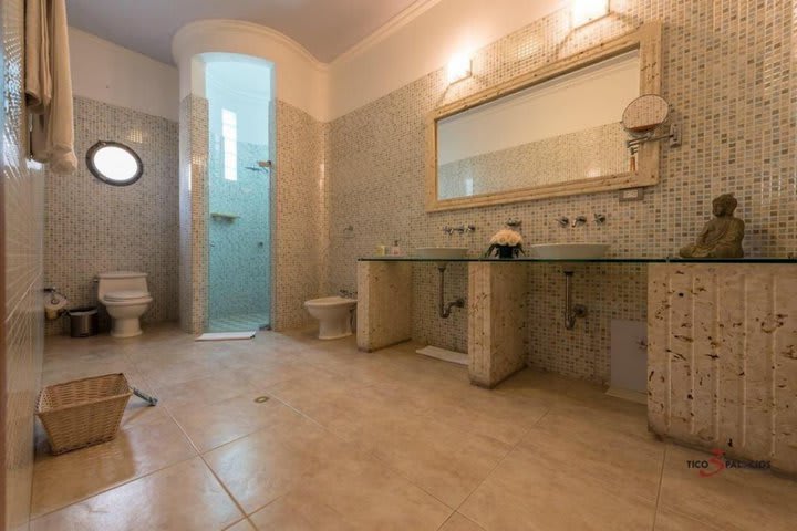 Private guest bathroom