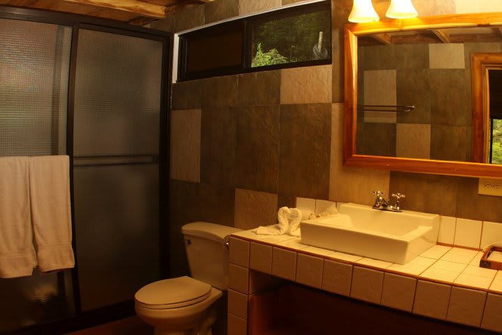 Baño de huéspedes