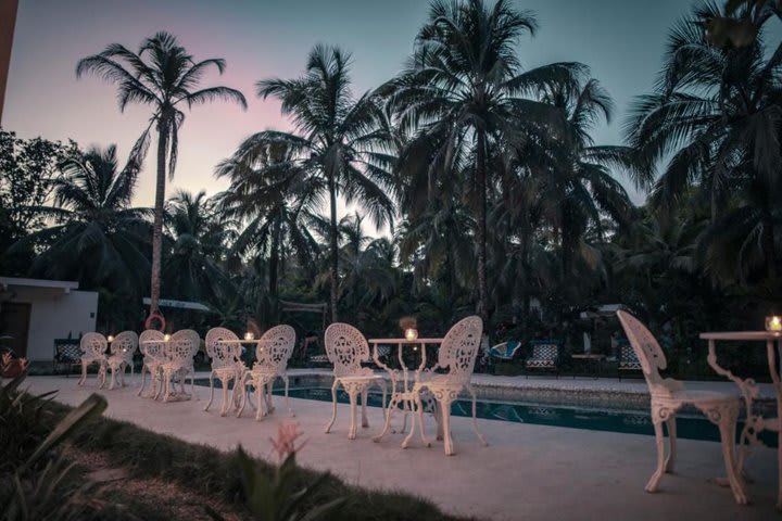 Mesas en el área de la piscina