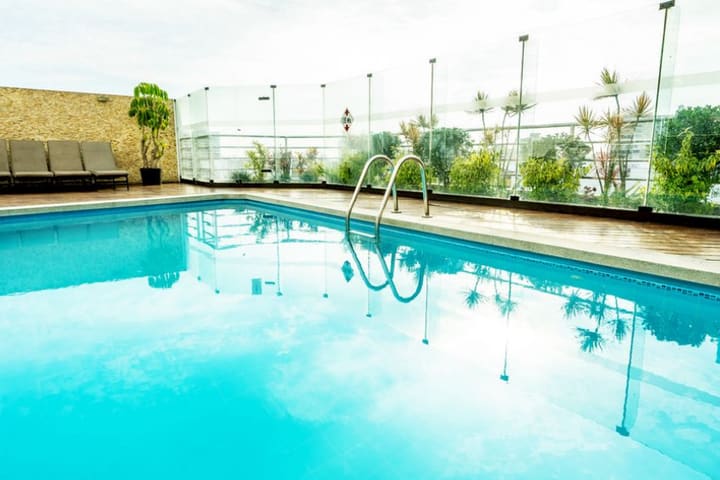 Piscina con vista a la ciudad