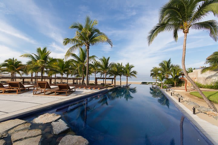 Desde la piscina se puede apreciar el mar