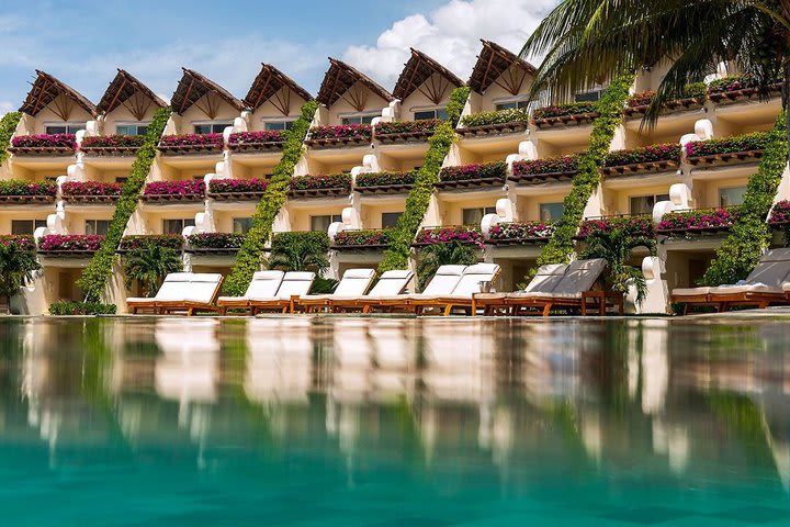 Hay una piscina panorámica