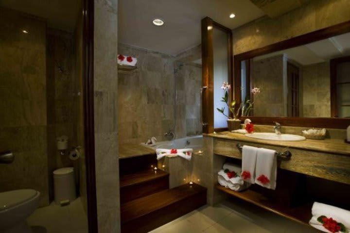 Baño de huéspedes con jacuzzi