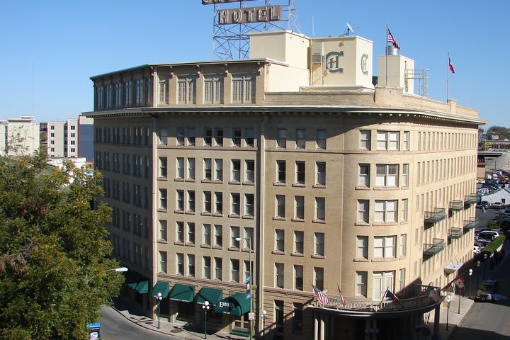 Crockett Hotel