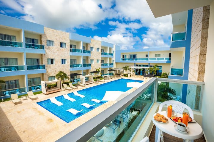 Balcón de un Apartamento vista a la piscina