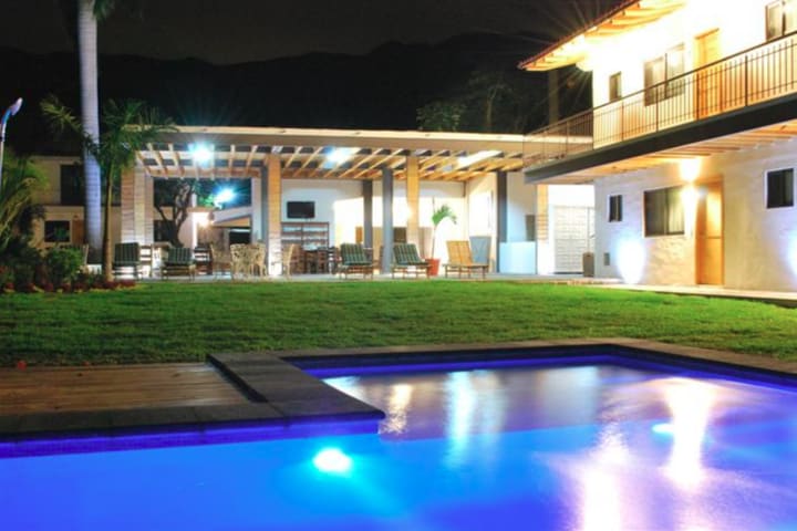 Piscina y terraza