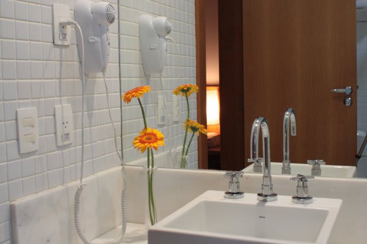 Baño de una habitación en Mar Ipanema, hotel en Río de Janeiro