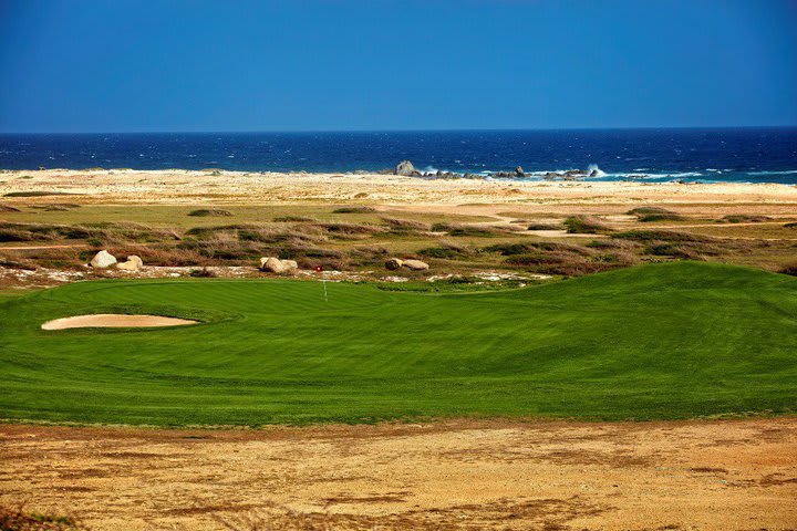 Campo de golf con vista al mar