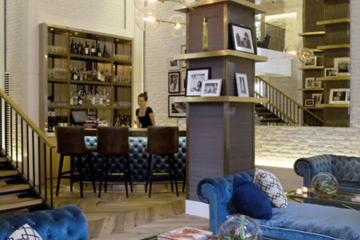 El hotel Roger New York ofrece un lobby bar