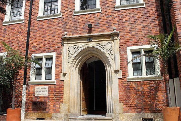 Evenia The Book Hotel se sitúa en una casa antigua estilo Tudor de Bogotá