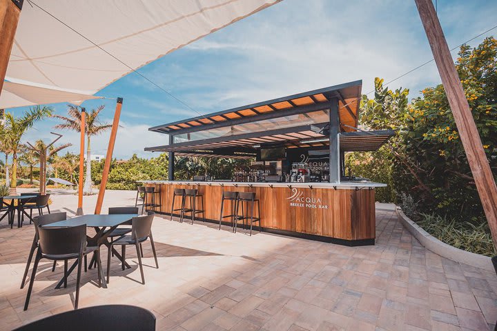 Bar at the Acqua Breeze pool