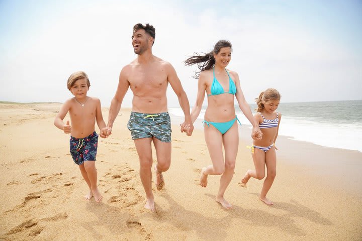 Disfrutando la playa en familia