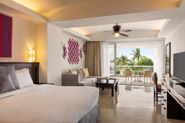 Junior suite king with partial ocean view