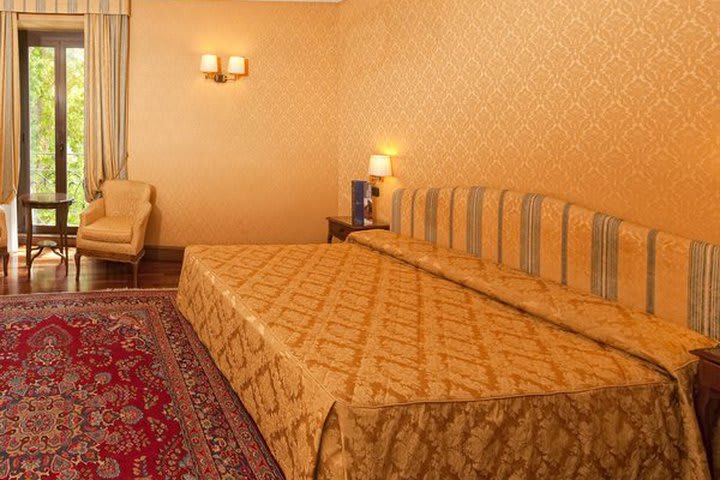 Deluxe guest room at the Ambasciatori Palace hotel in Rome