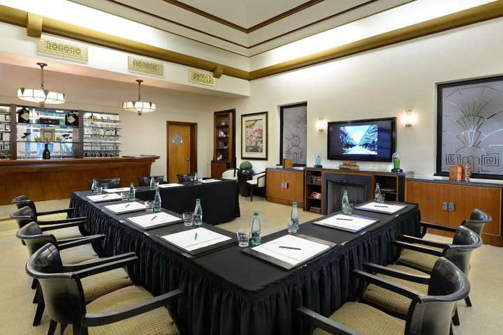 Mesa en forma de U en un salón de eventos