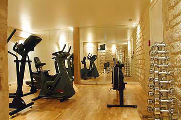 Ejercítate en el gimnasio del hotel Saint James & Albany Hôtel & Spa