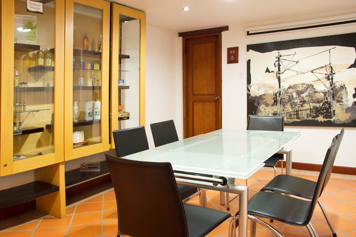 Sala de reuniones con capacidad para 6 personas