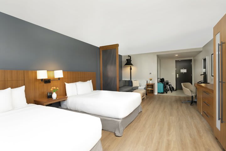 Img - Habitación, accesible para personas con discapacidad, bañera (2 Queen Beds with Sofa Bed)
