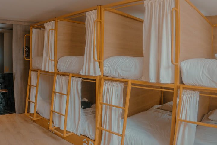 Dormitorio compartido con 8 camas