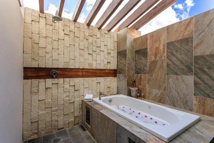 Jacuzzi en una master suite